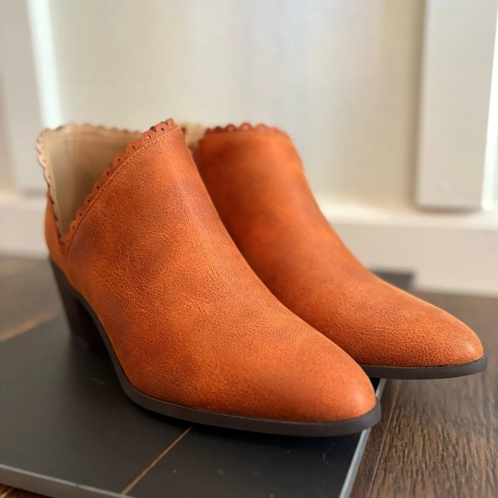 Crown Vintage Rust Scallop Trim Ankle Booties – Size 8.5 New - Picture 1 of 11